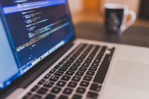 成果物保証付きのプログラミングコースはどのような内容が含まれているのか？