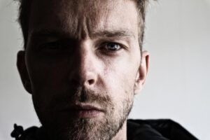 事務職からプログラマーになるにはどのようなステップが必要ですか？