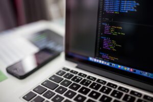 プログラミングスクールの中途解約で発生する違約金の上限はいくら？